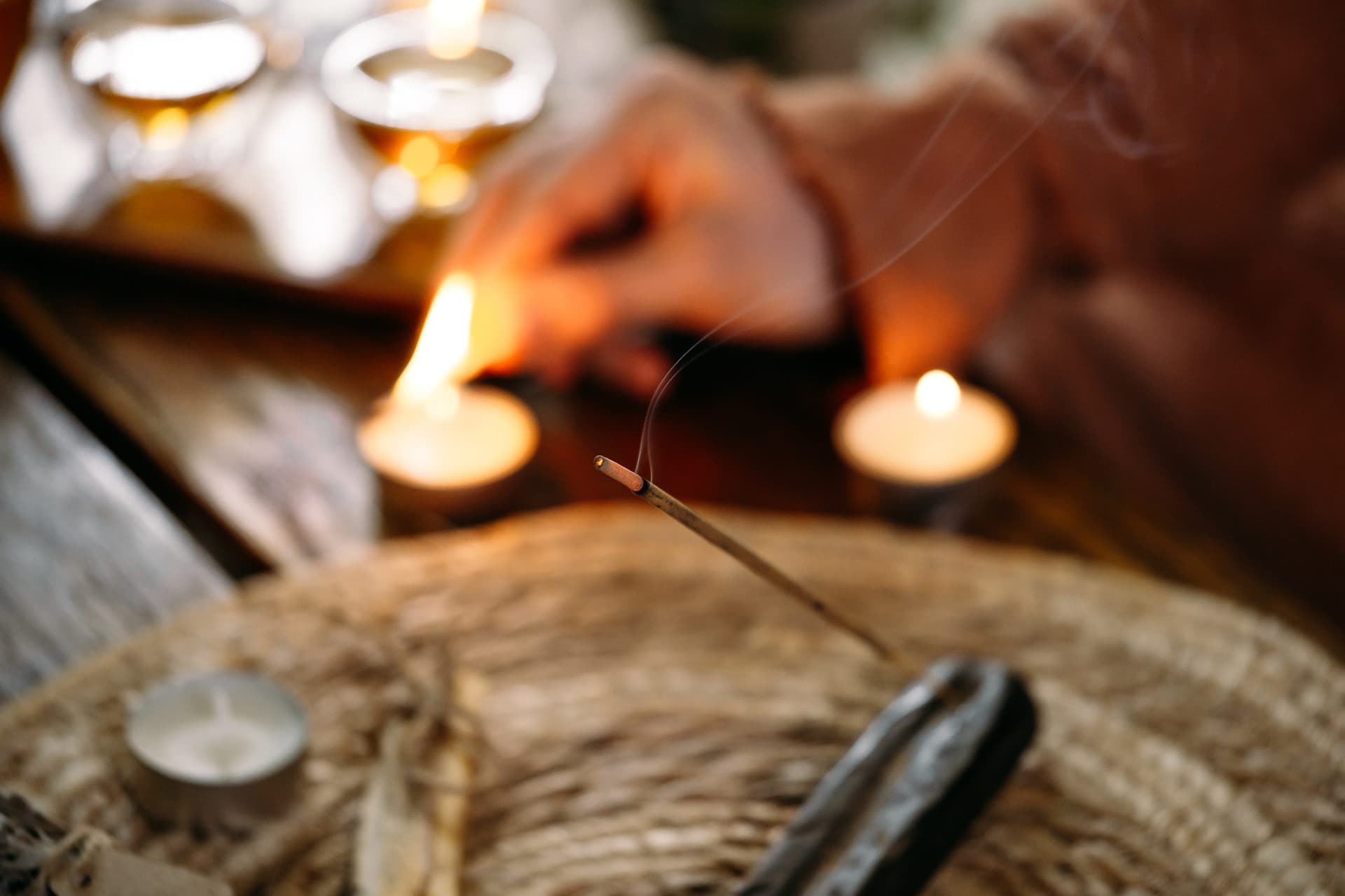 Kerzen und Räucherstäbchen bei einem Ritual